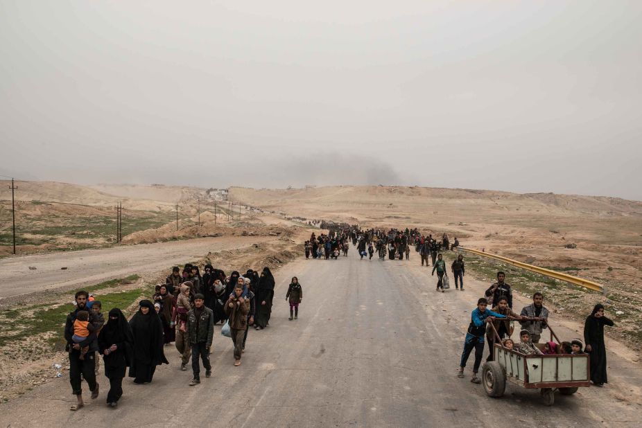 Families are forced to evacuate as Iraqi forces advance in western Mosul on Thursday, March 2. The <a href="http://www.cnn.com/2017/03/05/middleeast/number-of-iraqis-fleeing-mosul-nears-60000/">number of internally displaced people has surged</a> as the offensive effort has intensified.