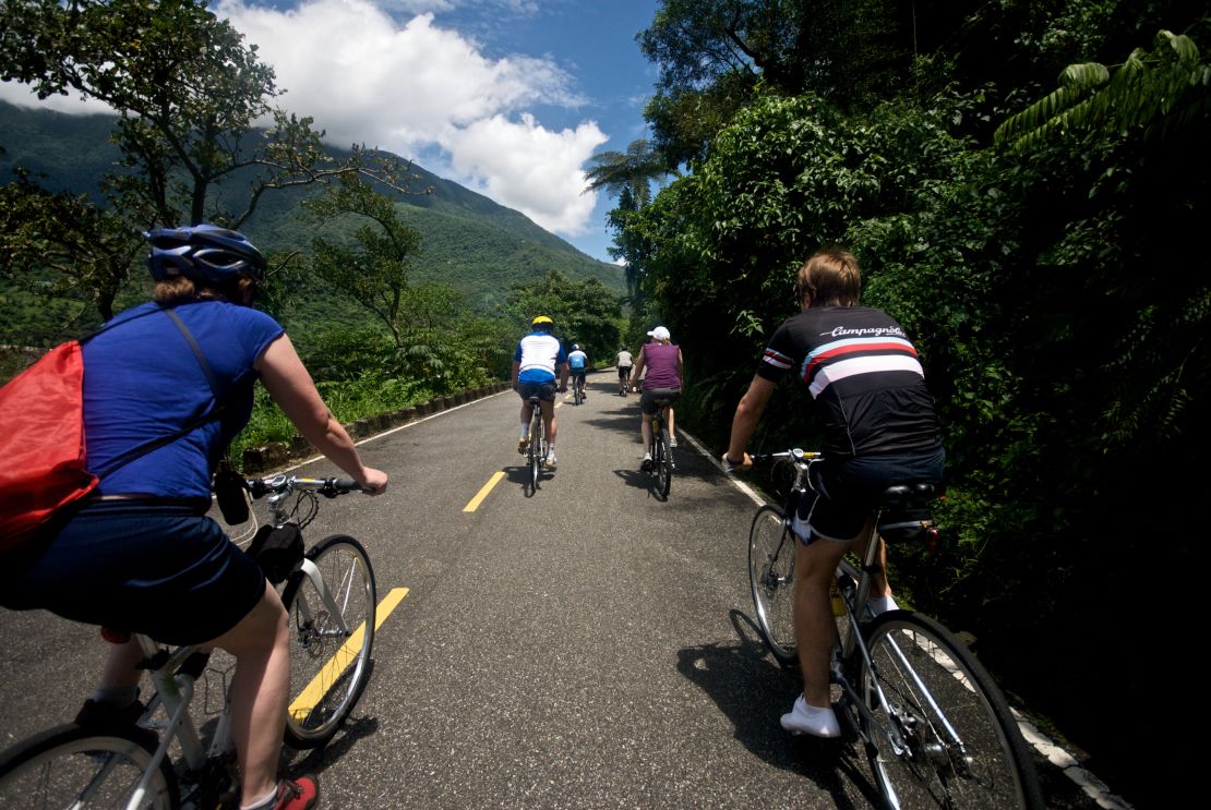 The short Lake Liyu Circuit Cycleway in Hualien County is ideal for families and leisure bikers.