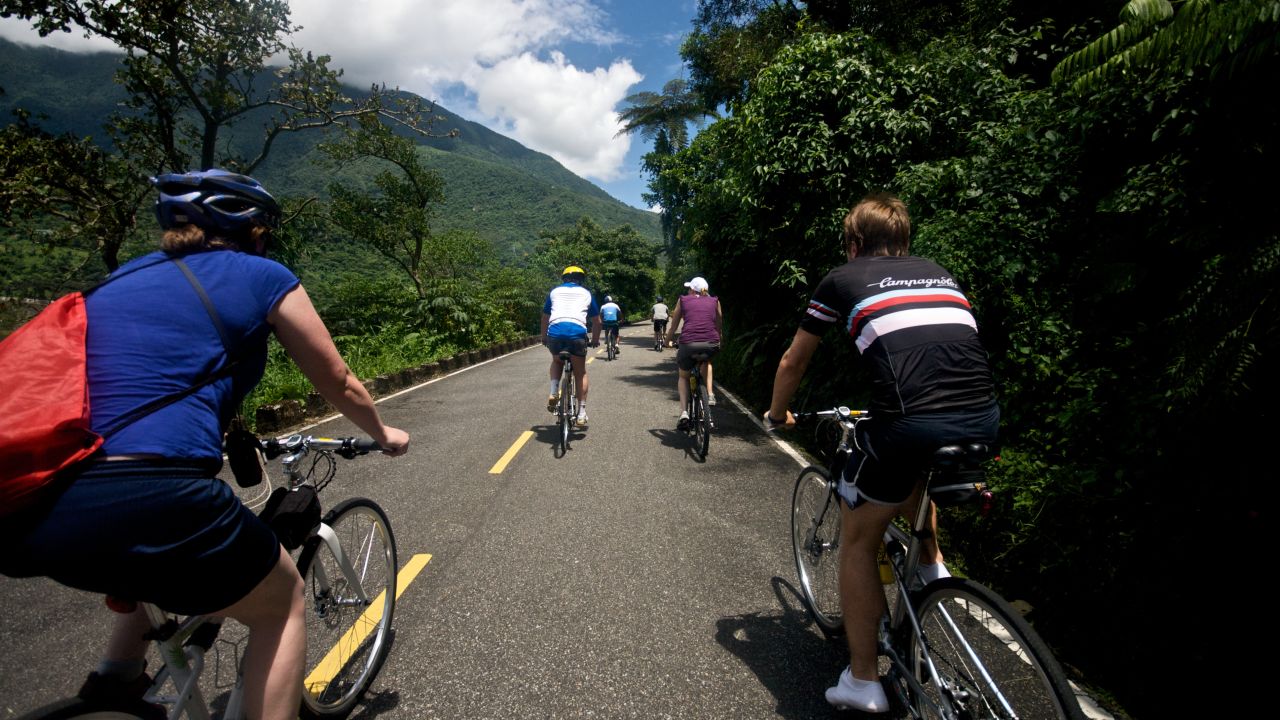 The short Lake Liyu Circuit Cycleway in Hualien County is ideal for families and leisure bikers.
