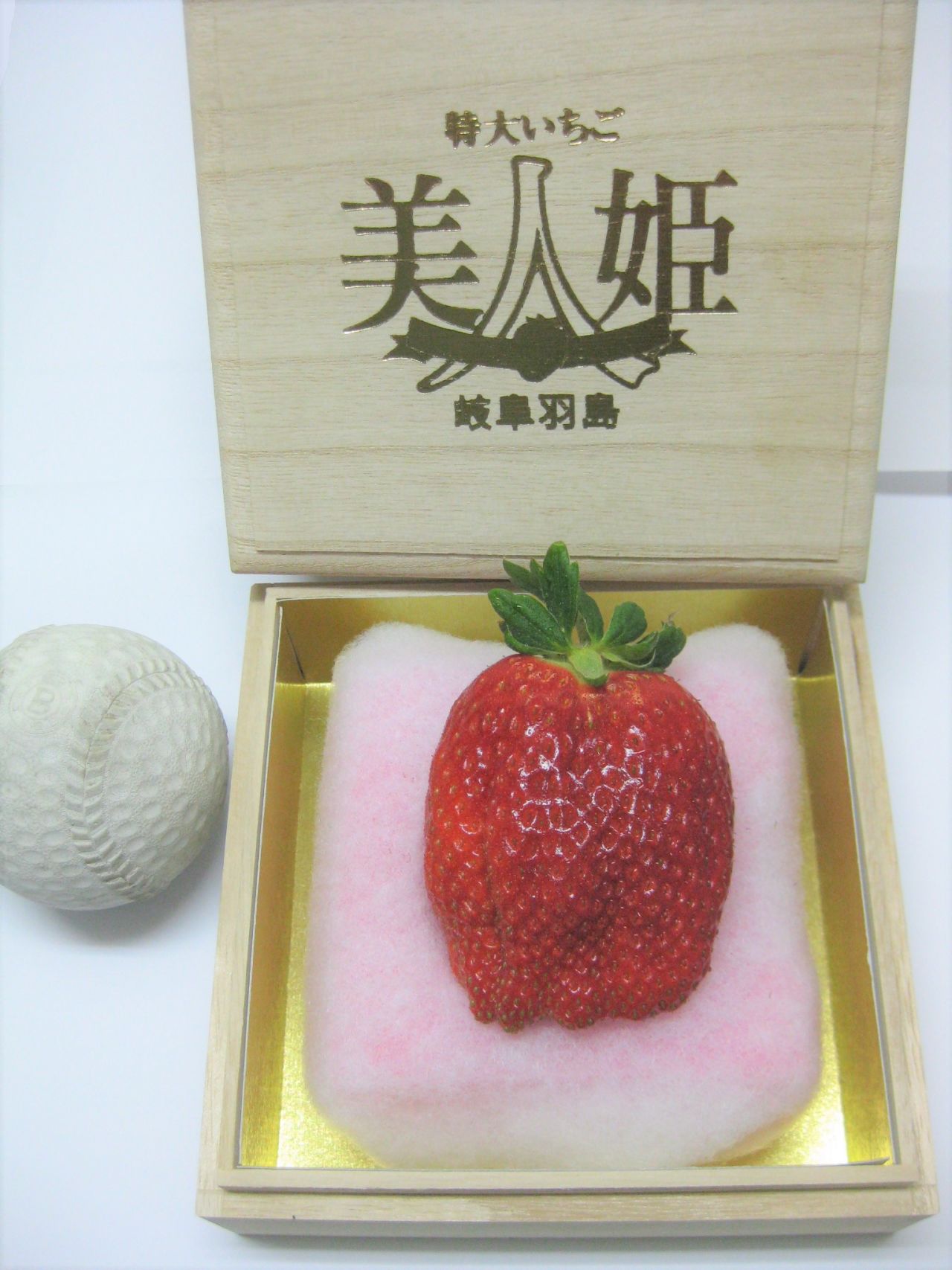 These tennis-ball sized Bijin-hime strawberries usually sell for around 500,000 yen ($4,395) each