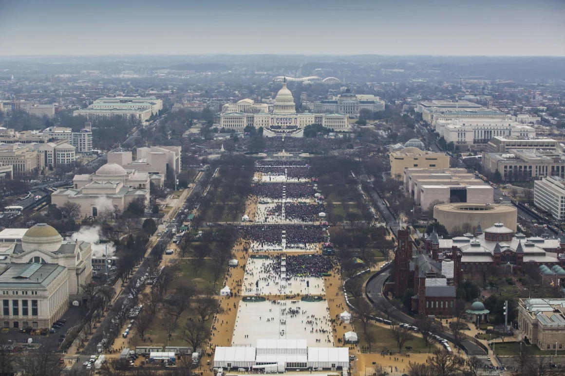 https://media.cnn.com/api/v1/images/stellar/prod/170307075950-national-park-service-trump-2017-inauguration-crowd-size.jpg?q=w_1160,c_fill/f_webp