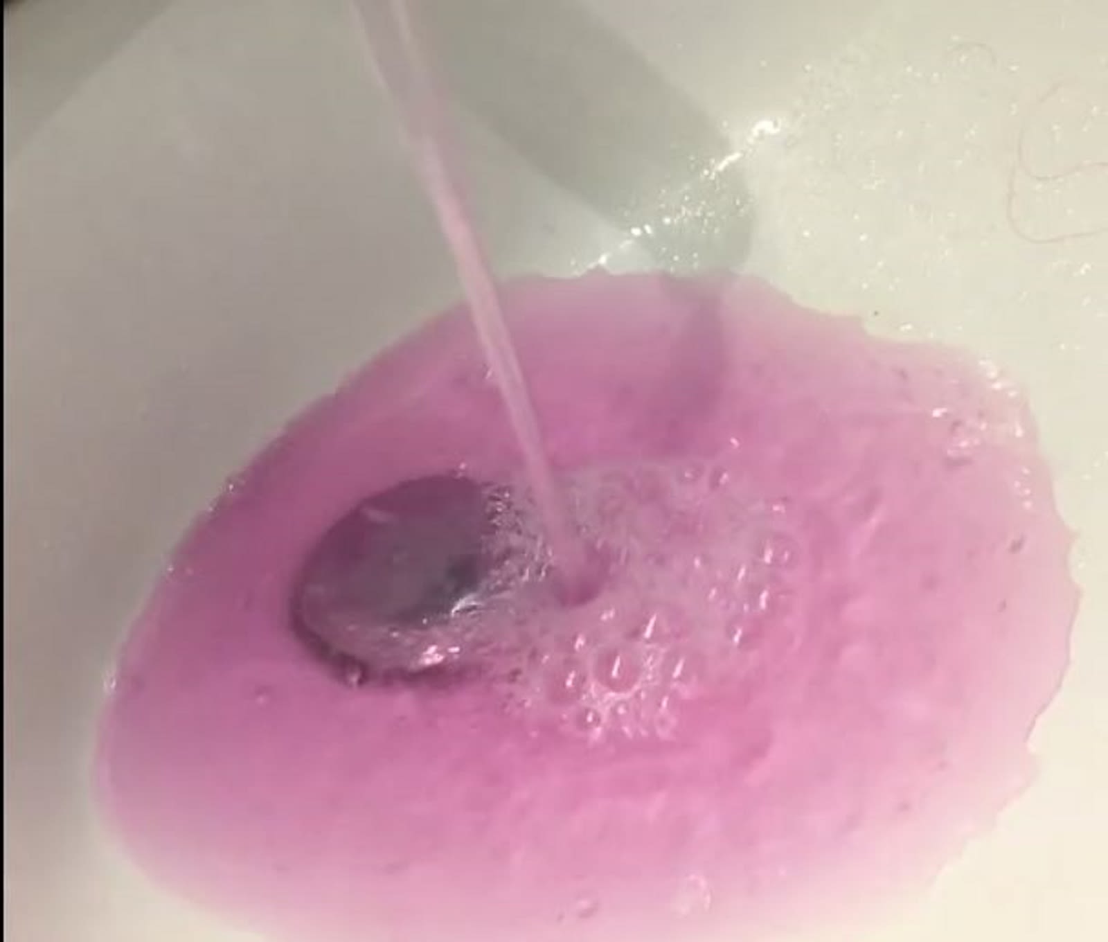 Canadian town sorry for pink tap water - BBC News