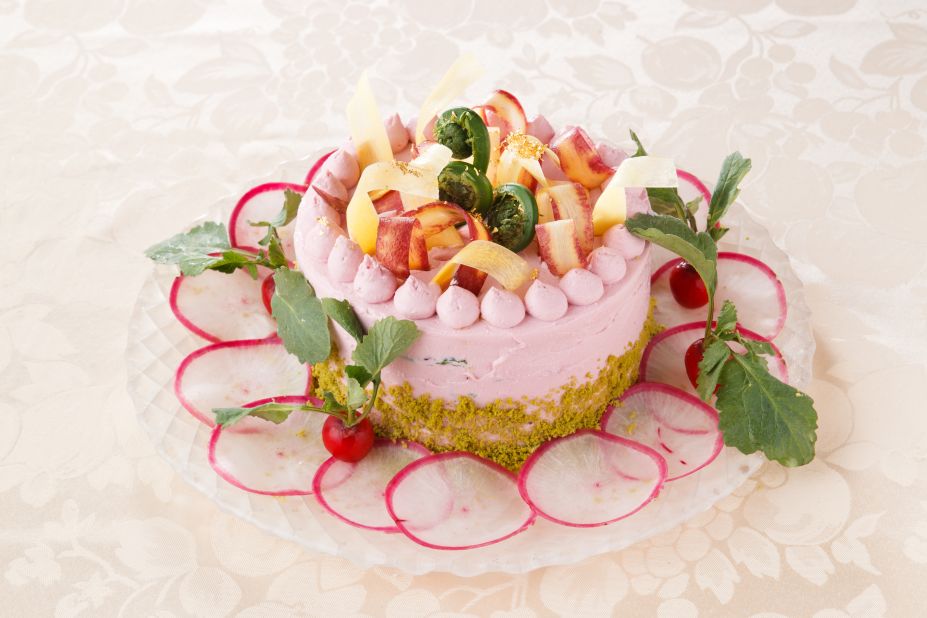 With "icing" made from tofu cream and beets, this cake is made with carrots, Chinese cabbage and avocado, with wild yellow carrots and purple carrots on top.