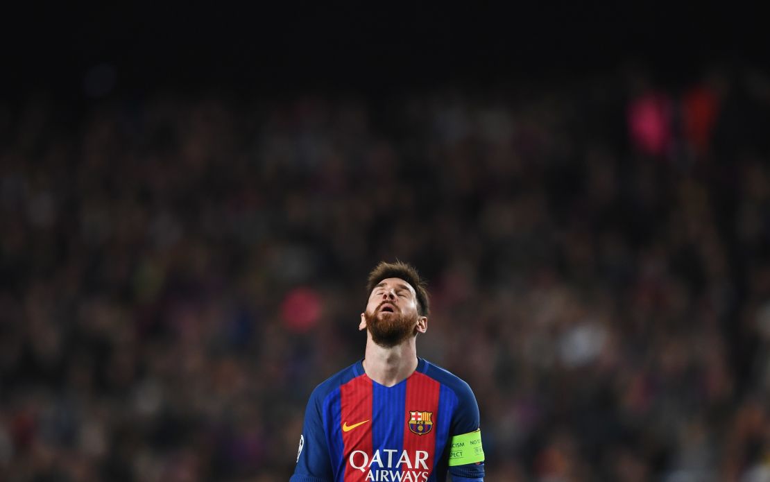 Lionel Messi looks skyward during Barca's match with PSG.