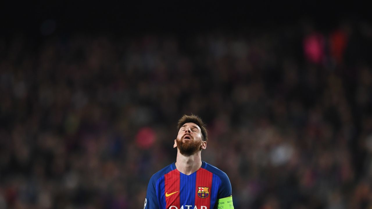 Lionel Messi looks skyward during Barca's match with PSG.