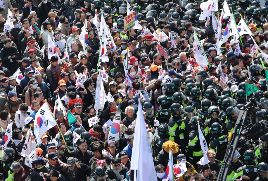 Police block Park supporters as they march toward the Constitutional Court in opposition of her impeachment.