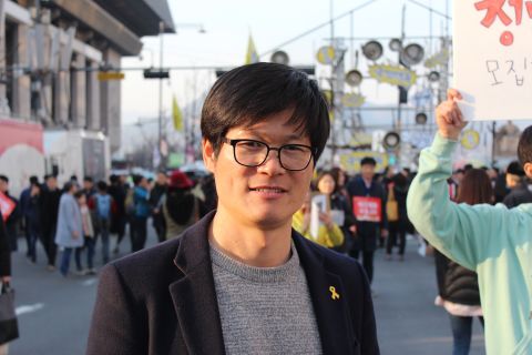 Jang Song-hoi, 38, was gathering signatures to start a new political party representing the youth of South Korea. "We want the youth to be able to make the world they want," he said.