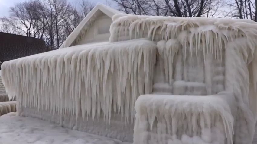 Freezing weather covers house in snow_00000000.jpg