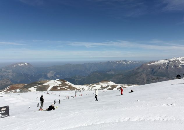 High above Les 2 Alpes lies an extensive summer skiing area on the flanks of the mighty La Meije with lifts up to 3,600 meters. 