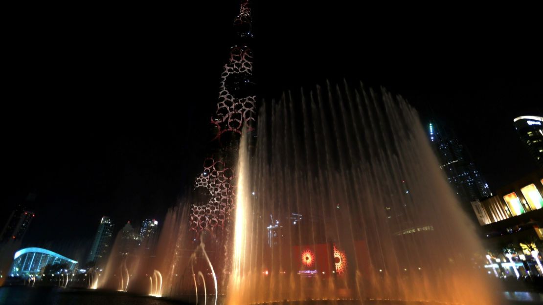 Hang around till the end of the show and you'll see people applauding a fountain.