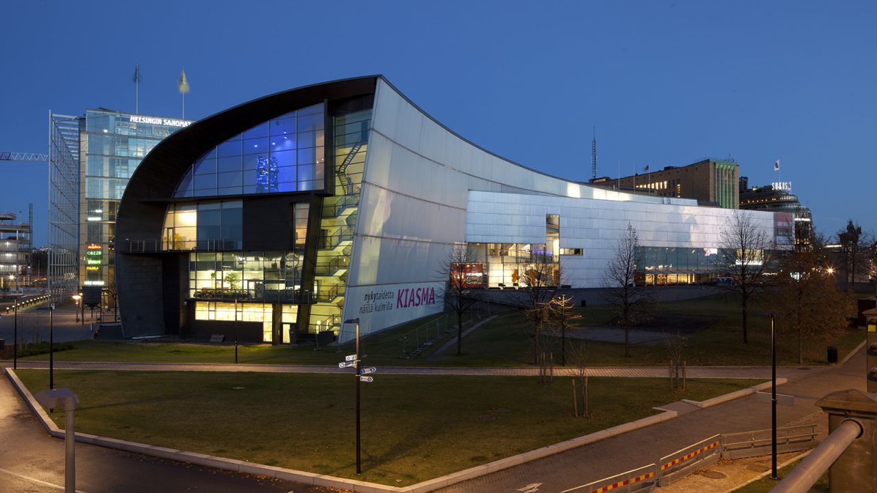 In addition to the interesting contemporary art works inside, Kiasma's exterior is also a beauty. 