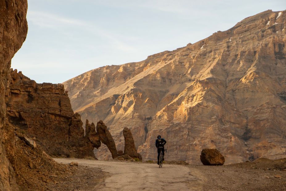 Zurl crossed the Leh-Manali Highway in northern India without sleeping for nearly two days, despite extreme temperatures. 