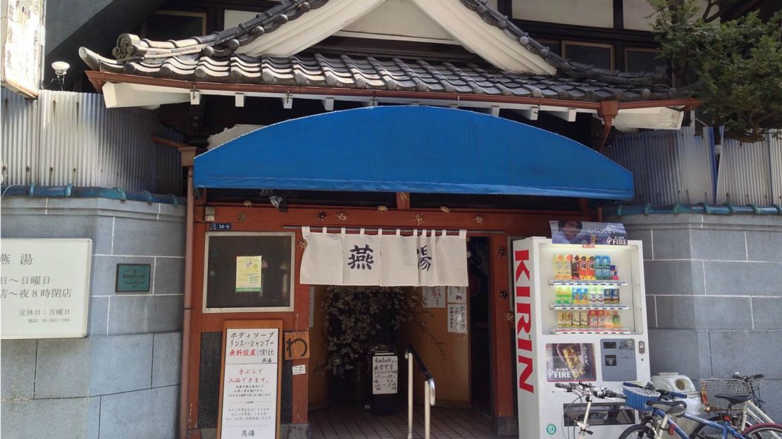 The early bird gets the bath at Tsubame-yu.