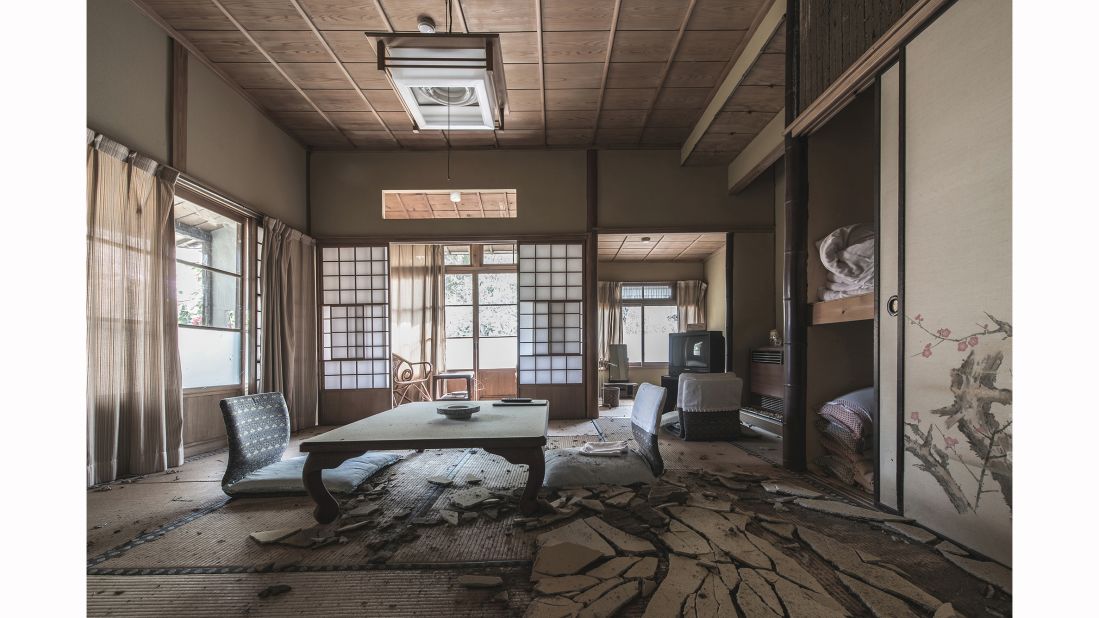 Cultural taboo also plays an important role in well-preserved ruins. "Japanese people believe that there are ghosts or spirits staying around abandoned buildings and stay away from them," says the photographer, adding that he has never encountered any paranormal activities.