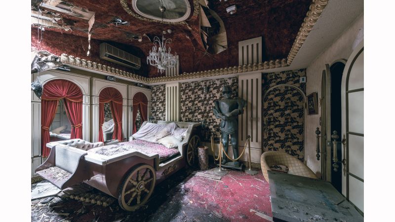 Photographer finds beauty in dying love hotels CNN foto