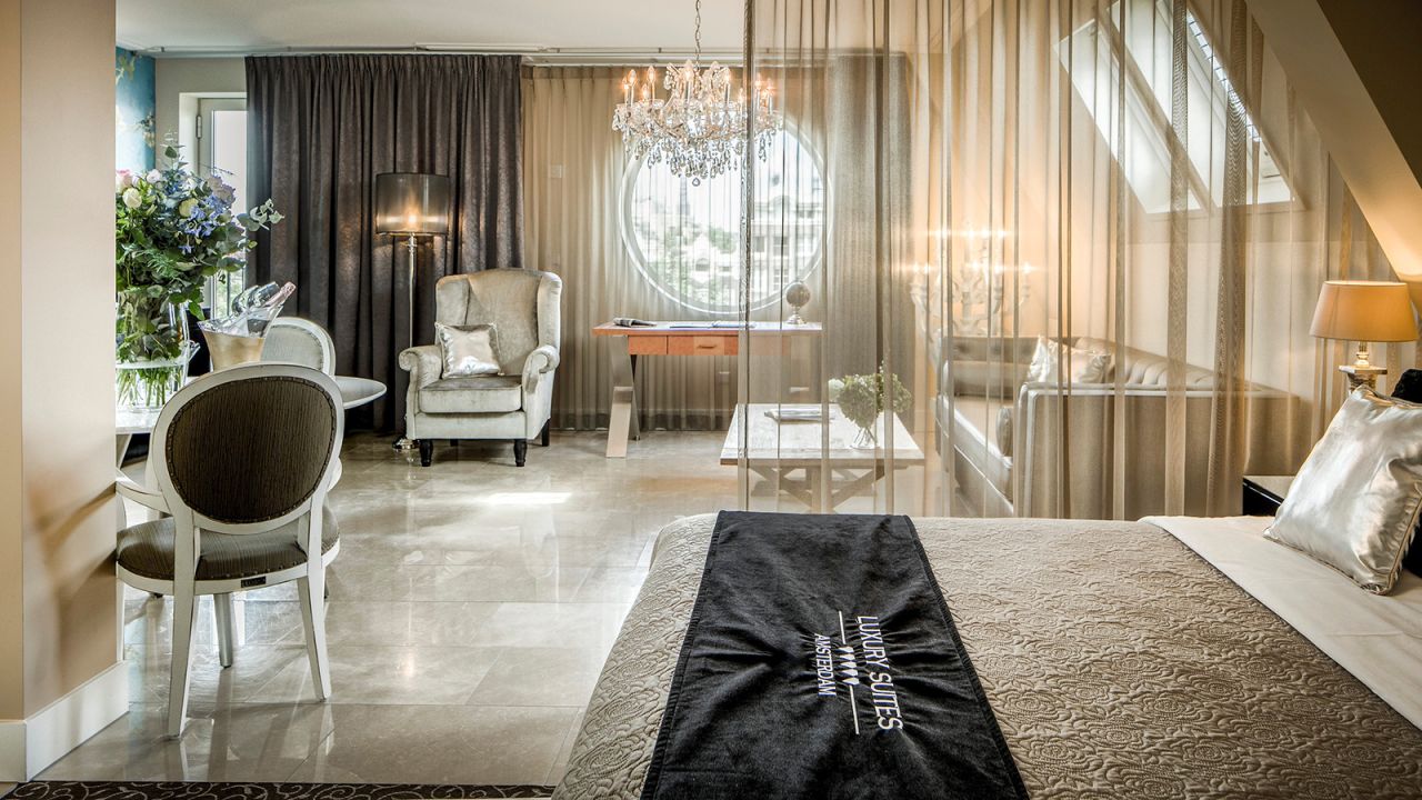 <strong>Luxury Suites Amsterdam: </strong>Newcomer Luxury Suites<strong> </strong>has spacious and well equipped service apartments overlooking the Oudeschans, a wide canal at the east side of the city center.<br />