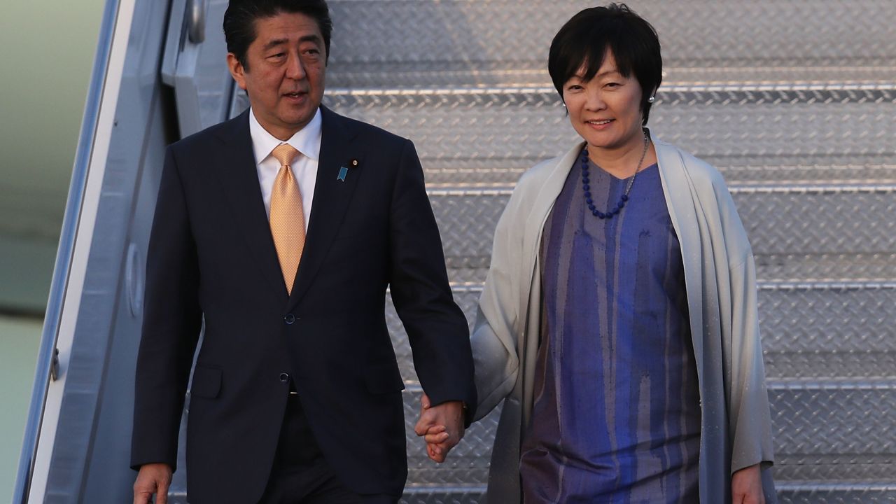 Japanese Prime Minister Shinzo Abe and his wife Akie Abe arrive in Florida in February 2017.