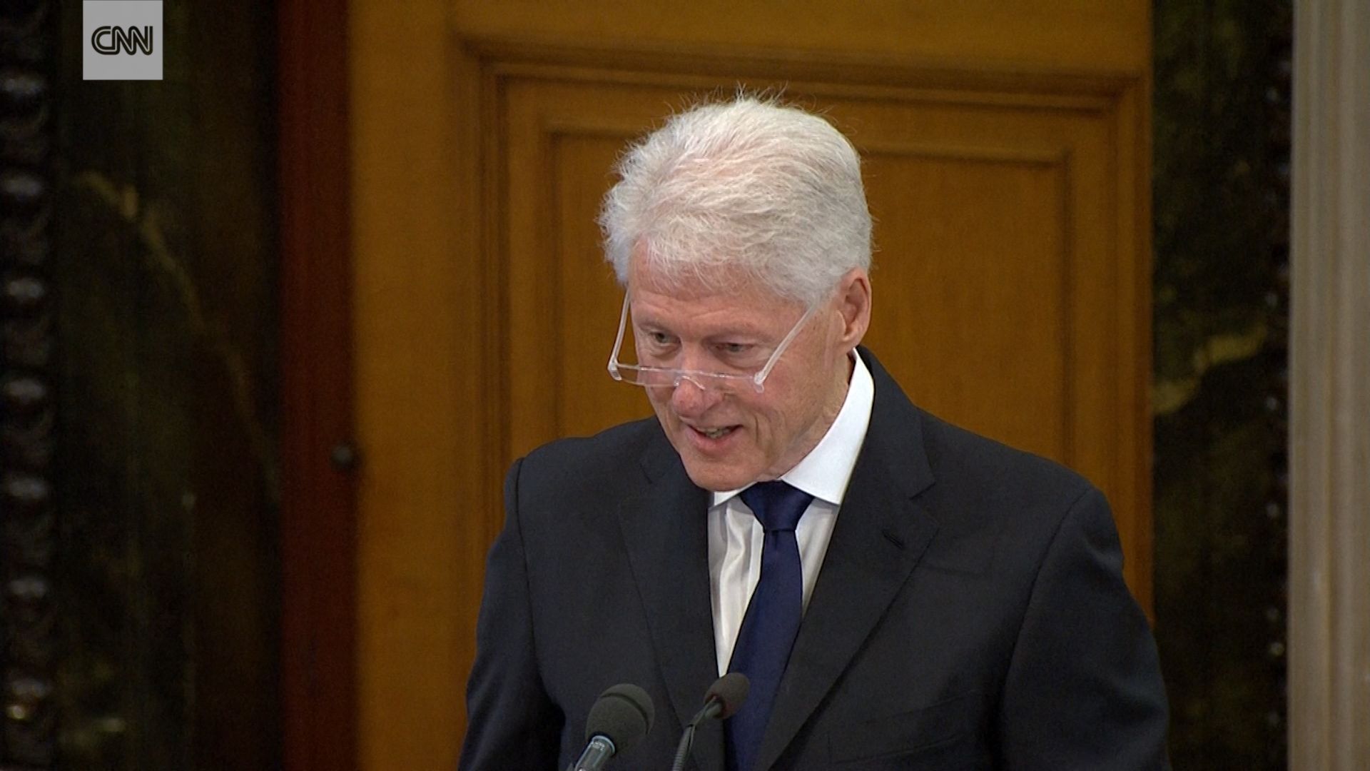 Bill Clinton hails ex-IRA leader Martin McGuinness as 'honourable', World, News