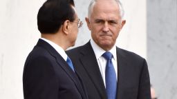 Australia's Prime Minister Malcolm Turnbull (R) looks at China's Premier Li Keqiang as they prepare to leave the ceremonial welcome at Parliament House in Canberra on March 23, 2017.
Australia urged China on March 23 to press ahead with economic reforms as Premier Li Keqiang began a trade-focused visit amid growing fears of a US slide towards protectionism. / AFP PHOTO / MARK GRAHAM        (Photo credit should read MARK GRAHAM/AFP/Getty Images)