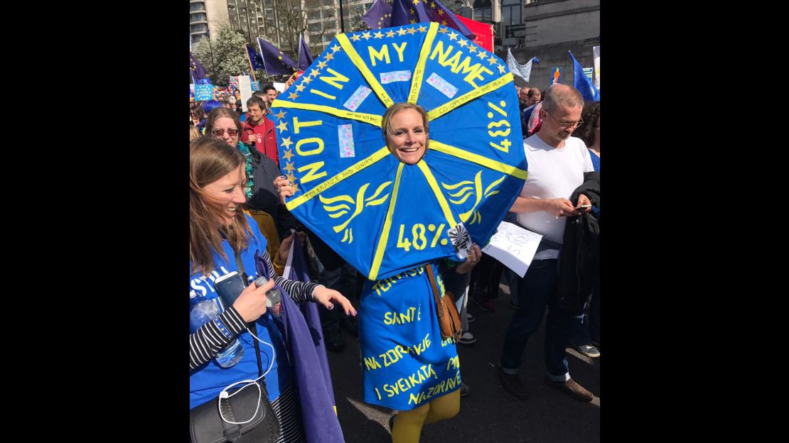 Anti-Brexit protesters show that 48.1% of British voters preferred to remain in the EU.