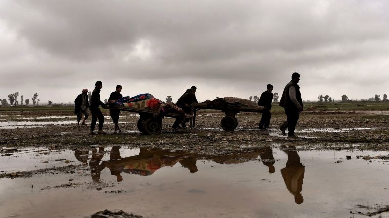 Residents of Mosul, Iraq, remove the bodies of Iraqis who were killed in an airstrike targeting the Islamic State (ISIS) on March 17, 2017. Iraq is investigating airstrikes in west Mosul that reportedly killed large numbers of civilians in recent days, a military spokesman said.