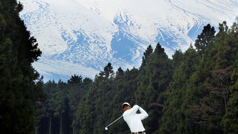 397417 03: Golfer Tiger Woods follows through on a shot November 17, 2001 during the World Golf Championships-EMS World Cup at the Gotemba Golf Course near Tokyo, Japan. Mount Fugi is visible in the background. (Photo by Koichi Kamoshida/Getty Images)