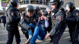 TOPSHOT - Riot police officers detain a protester during an unauthorised anti-corruption rally in central Moscow on March 26, 2017.
Thousands of Russians demonstrated across the country on March 26 to protest at corruption, defying bans on rallies which were called by prominent Kremlin critic Alexei Navalny -- who was arrested along with scores of others. Navalny called for the protests after publishing a detailed report this month accusing Prime Minister Dmitry Medvedev of controlling a property empire through a shadowy network of non-profit organisations. 
 / AFP PHOTO / Alexander UTKIN        (Photo credit should read ALEXANDER UTKIN/AFP/Getty Images)