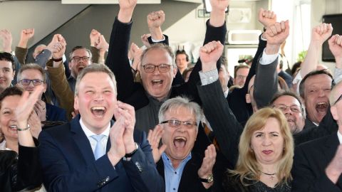 Los partidarios de la Unión Demócrata Cristiana (CDU) reaccionan después de que se anunciaran los resultados de la encuesta de salida en Saarland el 26 de marzo de 2017.