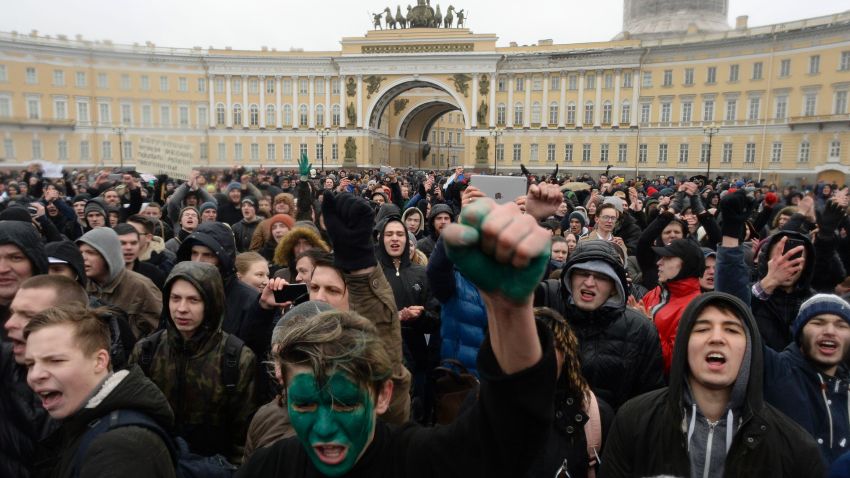 Opposition supporters participate in an anti-corruption rally in central Saint Petersburg on March 26, 2017.
Thousands of Russians demonstrated across the country on March 26 to protest at corruption, defying bans on rallies which were called by prominent Kremlin critic Alexei Navalny -- who was arrested along with scores of others. Navalny called for the protests after publishing a detailed report this month accusing Prime Minister Dmitry Medvedev of controlling a property empire through a shadowy network of non-profit organisations. 
 / AFP PHOTO / Olga MALTSEVA        (Photo credit should read OLGA MALTSEVA/AFP/Getty Images)