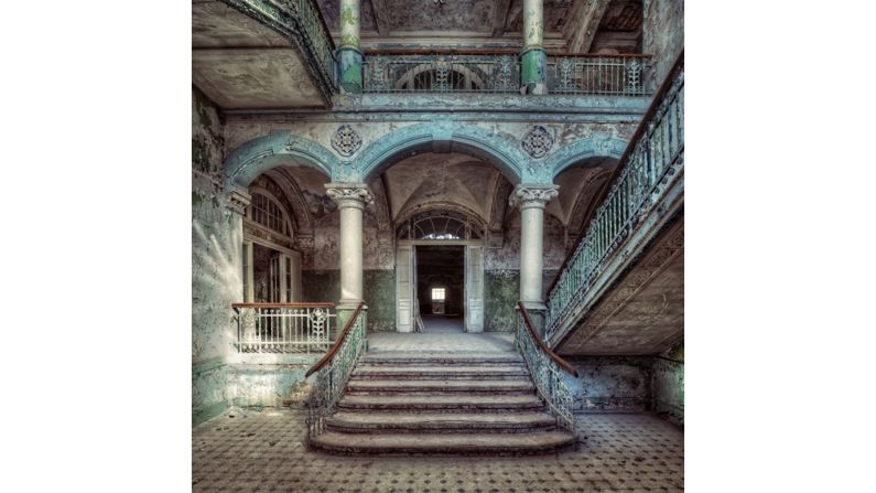 Her list of locations includes everything from asylums to schools and power stations. This sanatorium had been abandoned for almost 15 years when Soden visited it. 