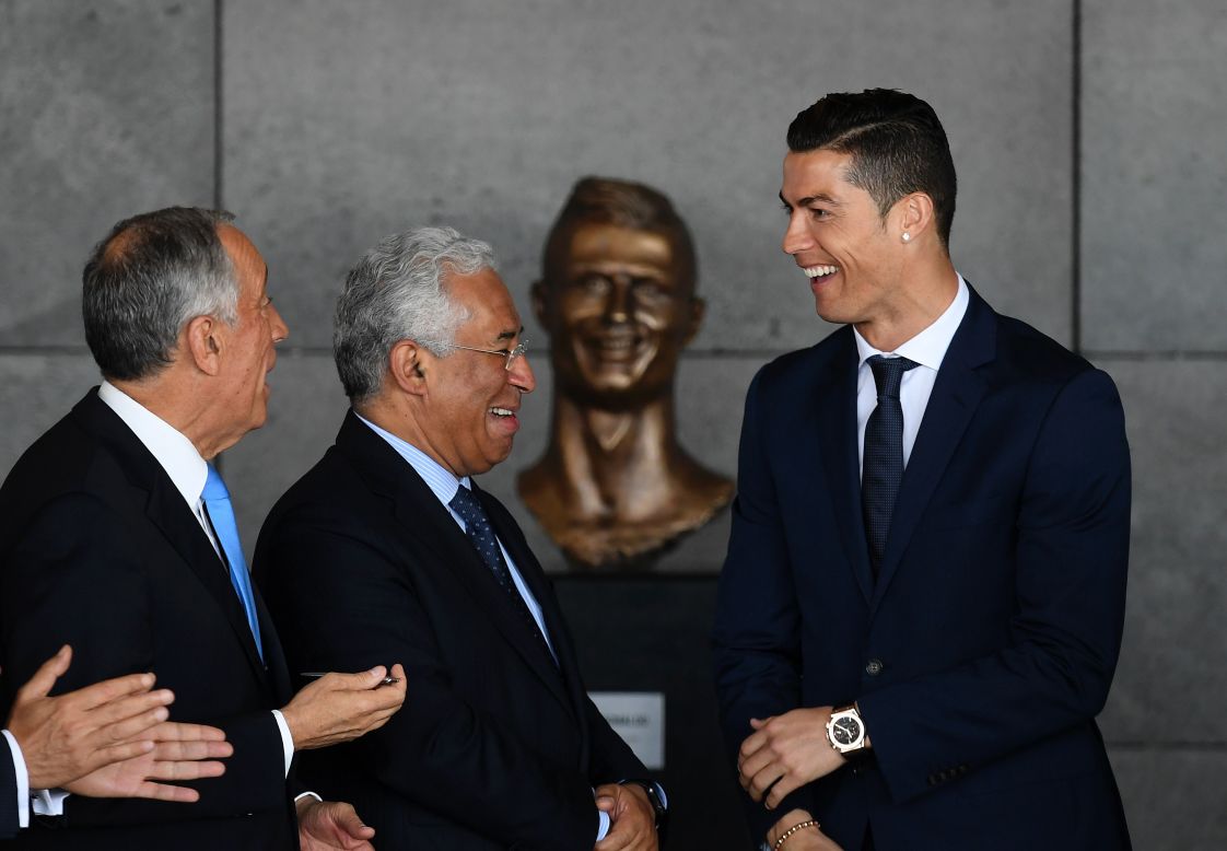 Ronaldo, born in Funchal, looks after the statue's unveiling.