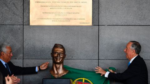 El presidente portugués Marcelo Rebelo de Sousa y el primer ministro Antonio Costa estuvieron presentes para develar también un busto de bronce de Ronaldo durante la ceremonia en Madeira. 