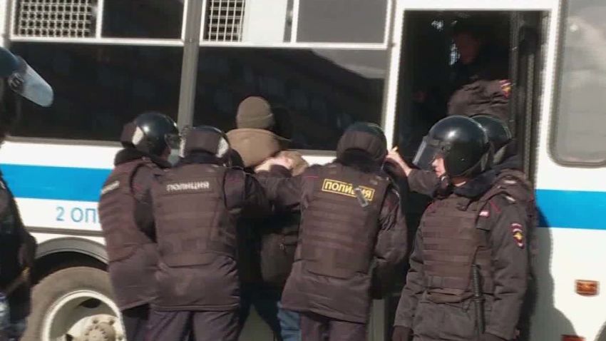 russia protesters arrested pleitgen pkg_00011926.jpg