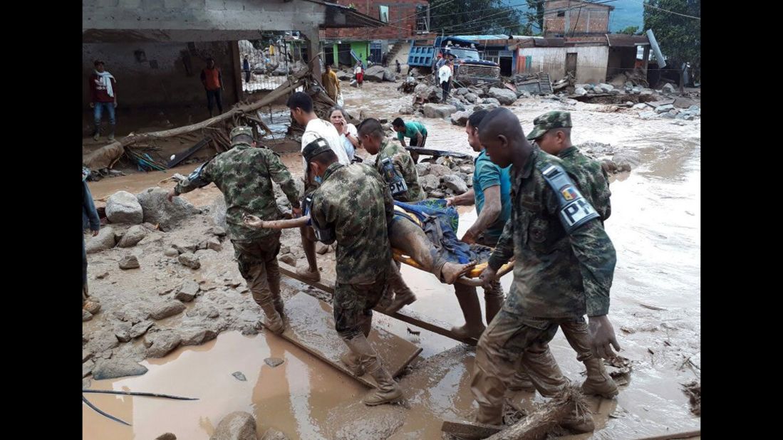 Soldiers evacuate one of the injured in Mocoa. Three rivers overflowed and unleashed muddy waves that engulfed homes, cars and bridges.