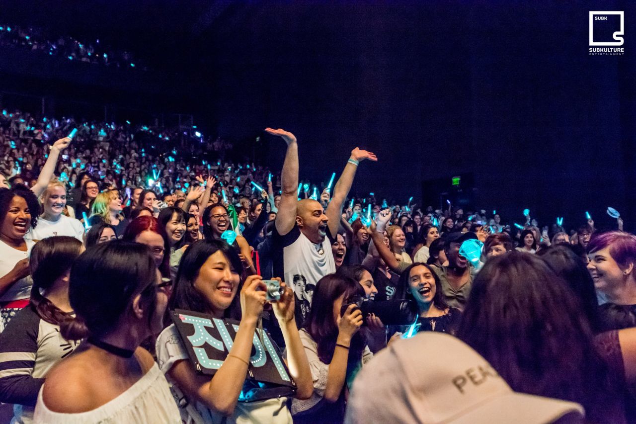 Fans at the  SHINee concert in Dallas
