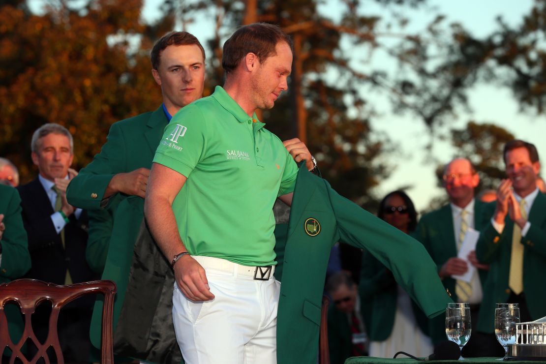 Jordan Spieth presented Danny Willett with the green jacket at Augusta in 2016. 