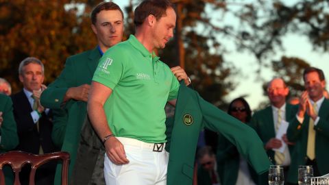 Jordan Spieth presented Danny Willett with the green jacket at Augusta in 2016. 