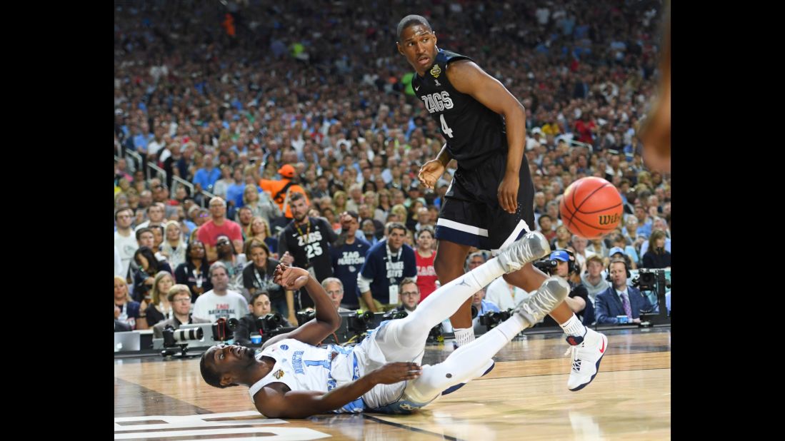 Pinson saves the ball from going out of bounds as Gonzaga's Jordan Mathews looks on in the second half.