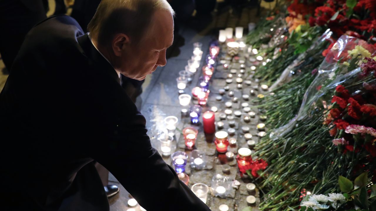 TOPSHOT - CORRECTION - Russian President Vladimir Putin places flowers in memory of victims of the blast in the Saint Petersburg metro at Technological Institute station on April 3, 2017. / AFP PHOTO / SPUTNIK / Mikhail KLIMENTYEV        (Photo credit should read MIKHAIL KLIMENTYEV/AFP/Getty Images)