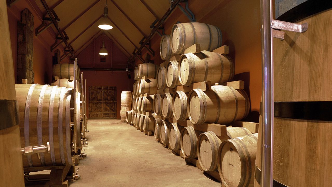 <strong>Different oak barrels:</strong> Chamarel's Gold variety is kept in French oak for 18 months, which gives it a woody undertone. Another batch goes into American oak for a fruitier taste.