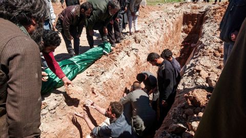 Syrians dig a grave to bury bodies in the Khan Sheikhun attack.