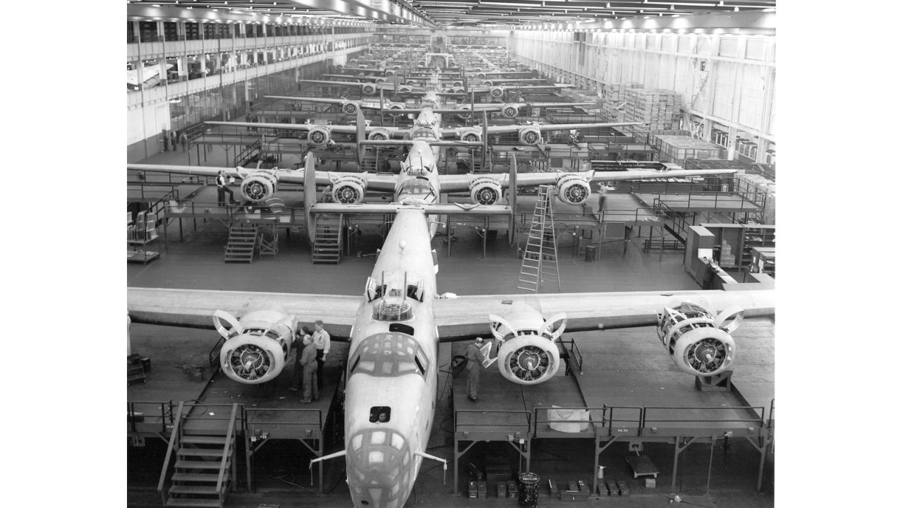 Willow Run automobile assembly plant in Michigan (1942)