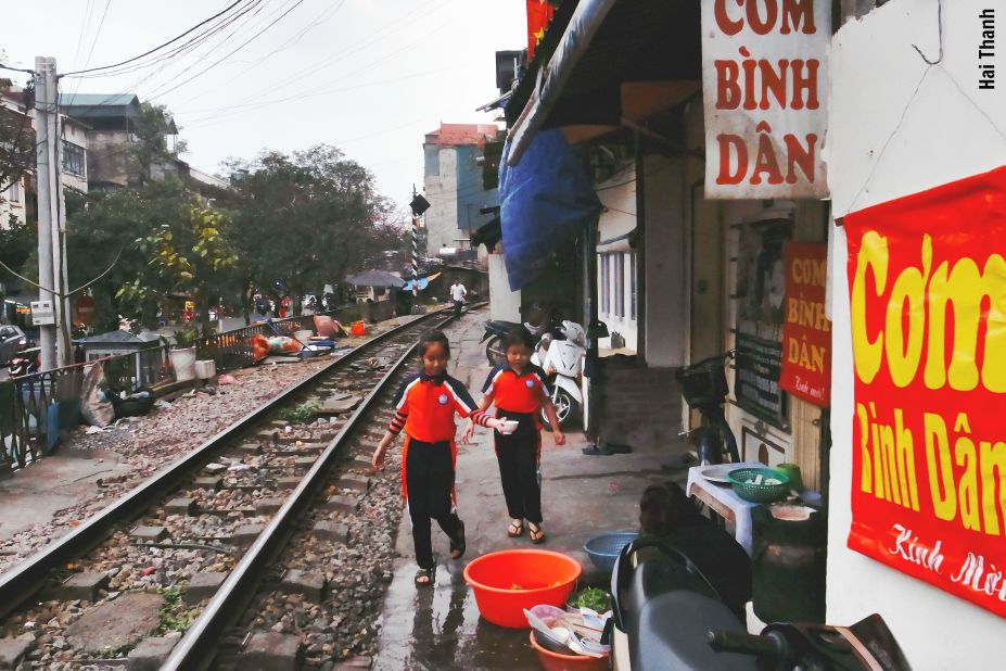 Formerly a photojournalist, working at local newspapers and magazines, Thanh has been photographing the city since 2004.