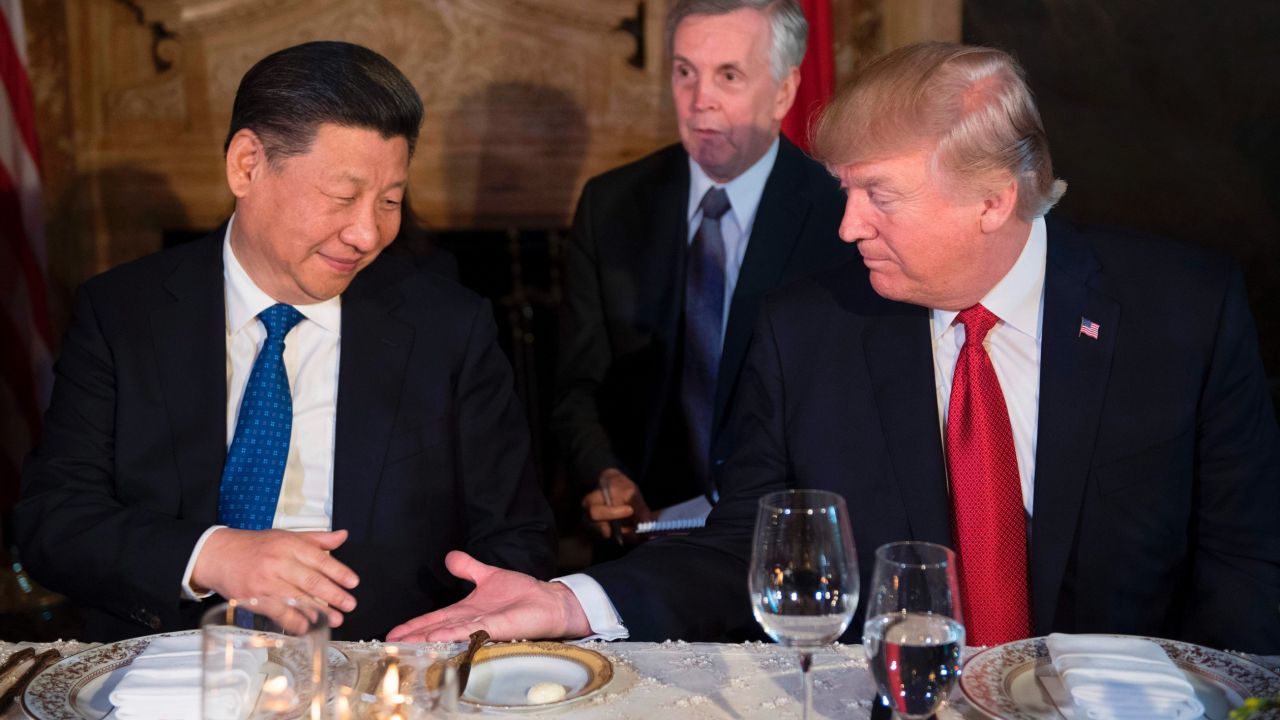US President Donald Trump (R) and Chinese President Xi Jinping (L) prepare to shake hands during dinner at the Mar-a-Lago estate in West Palm Beach, Florida, on April 6, 2017. 