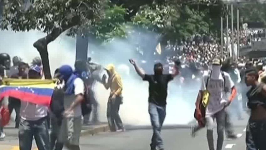 Demonstrators in Venezuela clash with police over ban Romo looklive_00003718.jpg