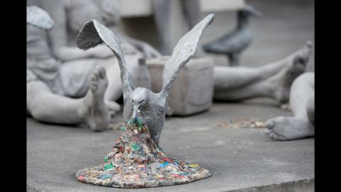 The sculpture featured a seagul vomiting plastic.