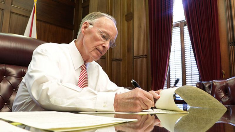 Dark day as Alabama governor cuts plea deal resigns CNN