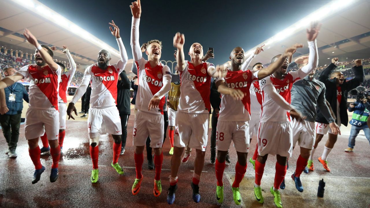 TOPSHOT - Monaco's players celebrate at the end of the UEFA Champions League round of 16 football match between Monaco and Manchester City at the Stade Louis II in Monaco on March 15, 2017. / AFP PHOTO / Valery HACHE (Photo credit should read VALERY HACHE/AFP/Getty Images)