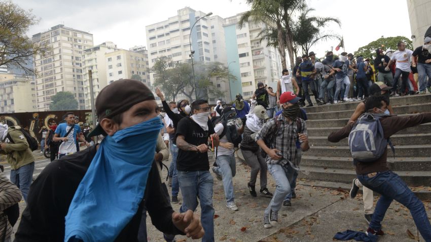 Opposition activists clash with riot police in Caracas on April 10, 2017. 
Venezuela's political crisis intensified last week when the Supreme Court issued rulings curbing the powers of the opposition-controlled legislature. The court reversed the rulings days later, but the opposition intensified its protests from that moment.
 / AFP PHOTO / FEDERICO PARRA        (Photo credit should read FEDERICO PARRA/AFP/Getty Images)