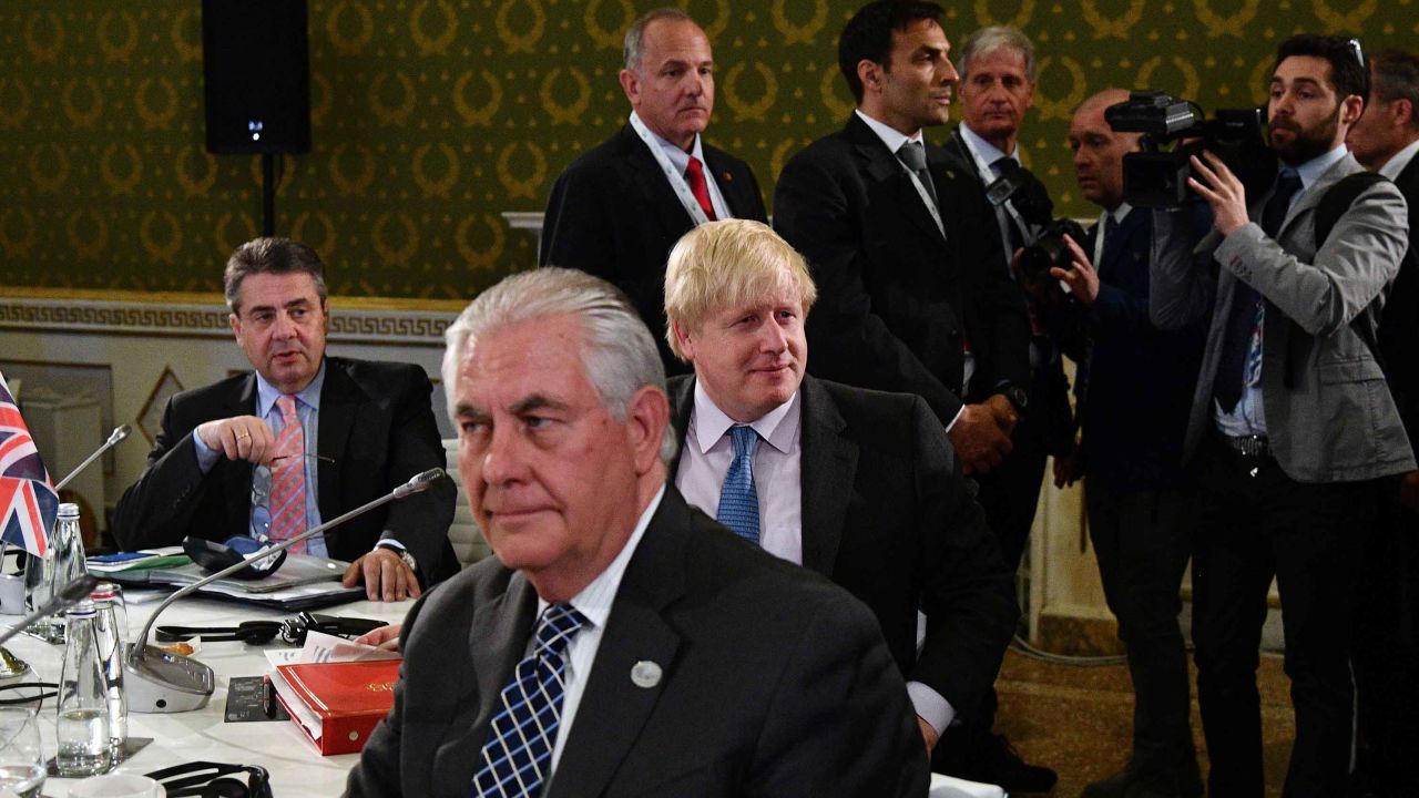 US Secretary of State Rex Tillerson (center) and British Foreign Secretary Boris Johnson (R) at the G7 meeting in Italy